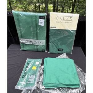 2 New CADRE Wrinkle Tablecloth Christmas Green W/ 14 Napkins Holiday